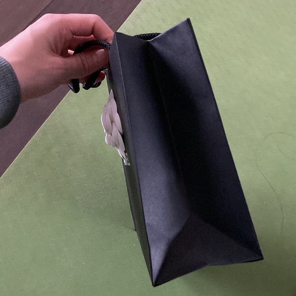 Authentic Chanel shopping bag with camellia flower - Picture 2 of 6